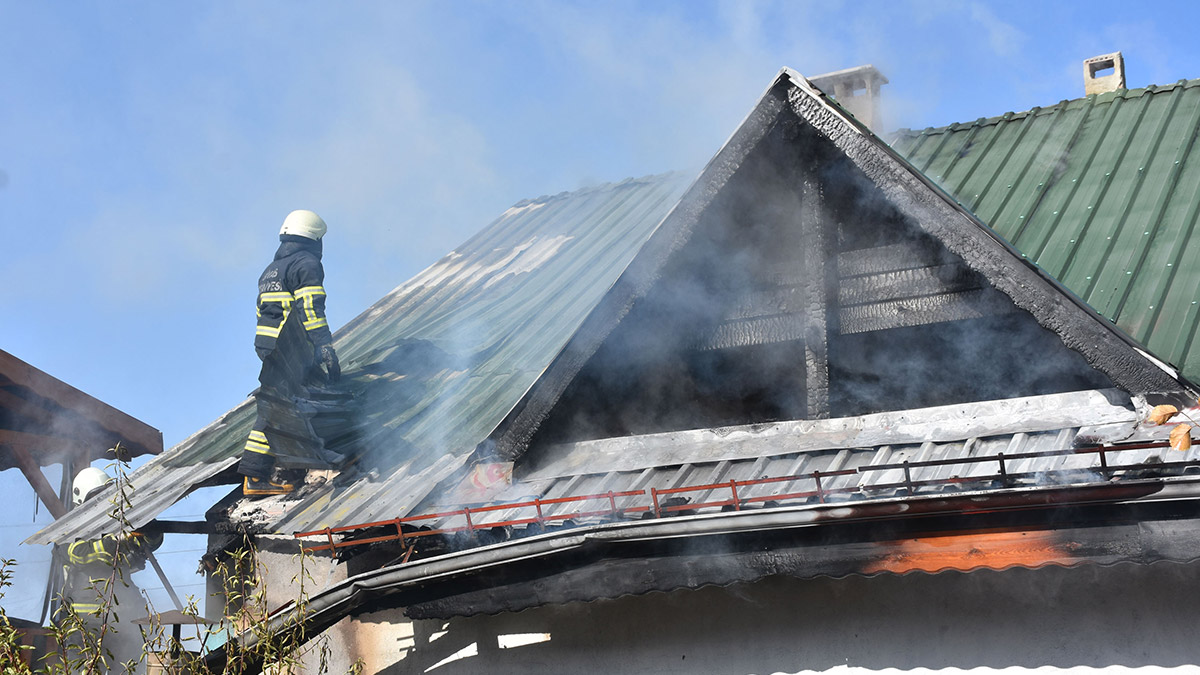 Kafenin çatısında yangın