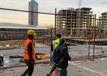 Kağıthane'de inşaatın istinat duvarı çöktü