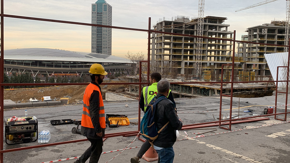 Kağıthane'de inşaatın istinat duvarı çöktü