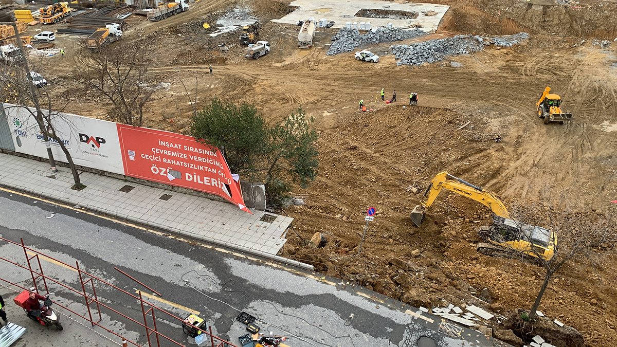Kağıthane'de inşaatın istinat duvarı çöktü