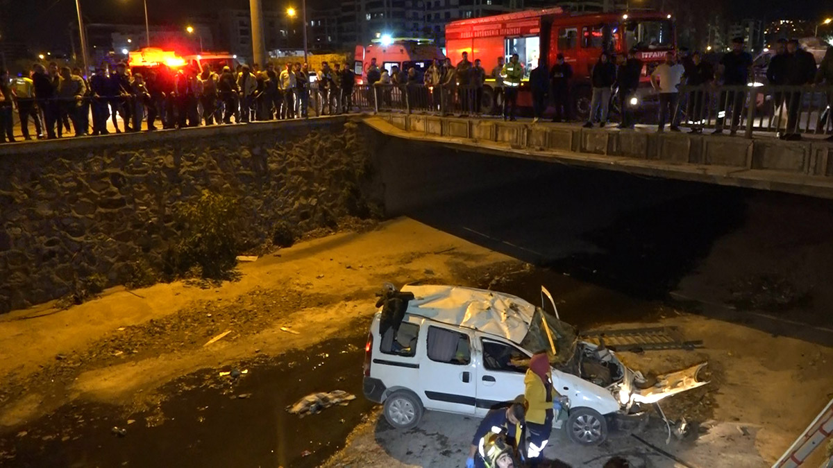 Takla atan otomobil dereye uçtu; 2 yaralı