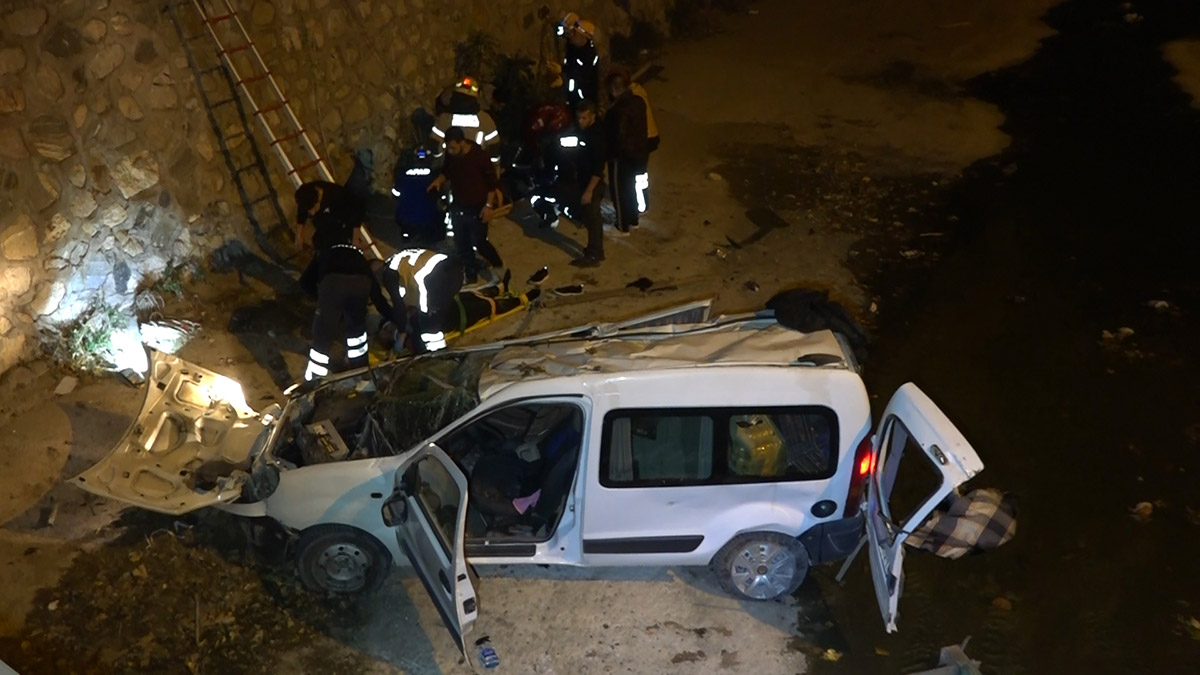 Takla atan otomobil dereye uçtu; 2 yaralı