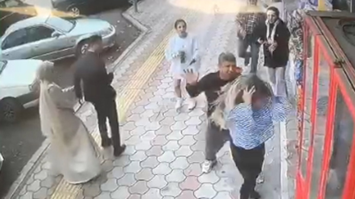 Kızlara sözlü tacizde bulunup, darbetti