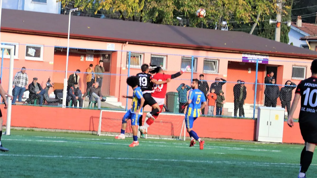 Akınspor ile çaycumaspor arasında oynanan karşılaşmada kaleci futbolcuyla çarpıştı: kafa kemiklerinde kırıklar var, yoğun bakıma alındı.