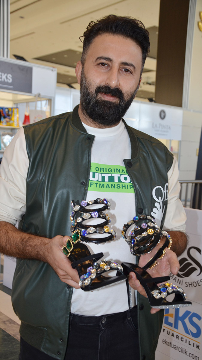 İstanbul Deri ve Deri Mamulleri İhracatçıları Birliği (İDMİB) Başkanı Güven Karaca, "Bu yılın 10 ayında 317,8 milyon çiftle 1 milyar dolar ihracata imza atan ayakkabı sektörü, yılı 1,2 milyar dolar ihracatla kapatmayı hedefliyor" dedi.