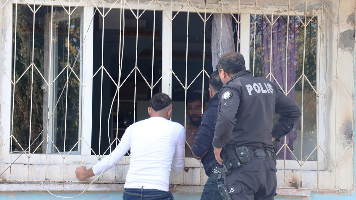 Kardeşini bıçaklayıp kendisini eve kapattı