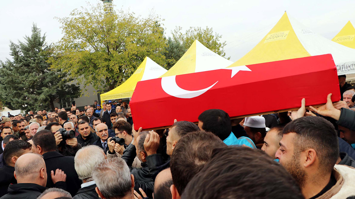 Suriye’nin Ayn El Arab bölgesindeki PKK/YPG’li teröristlerin Gaziantep’in Karkamış ilçesine yönelik düzenlediği roket saldırısında şehit olan Hasan Karataş (5), düzenlenen törenle gözyaşları arasında toprağa verildi.