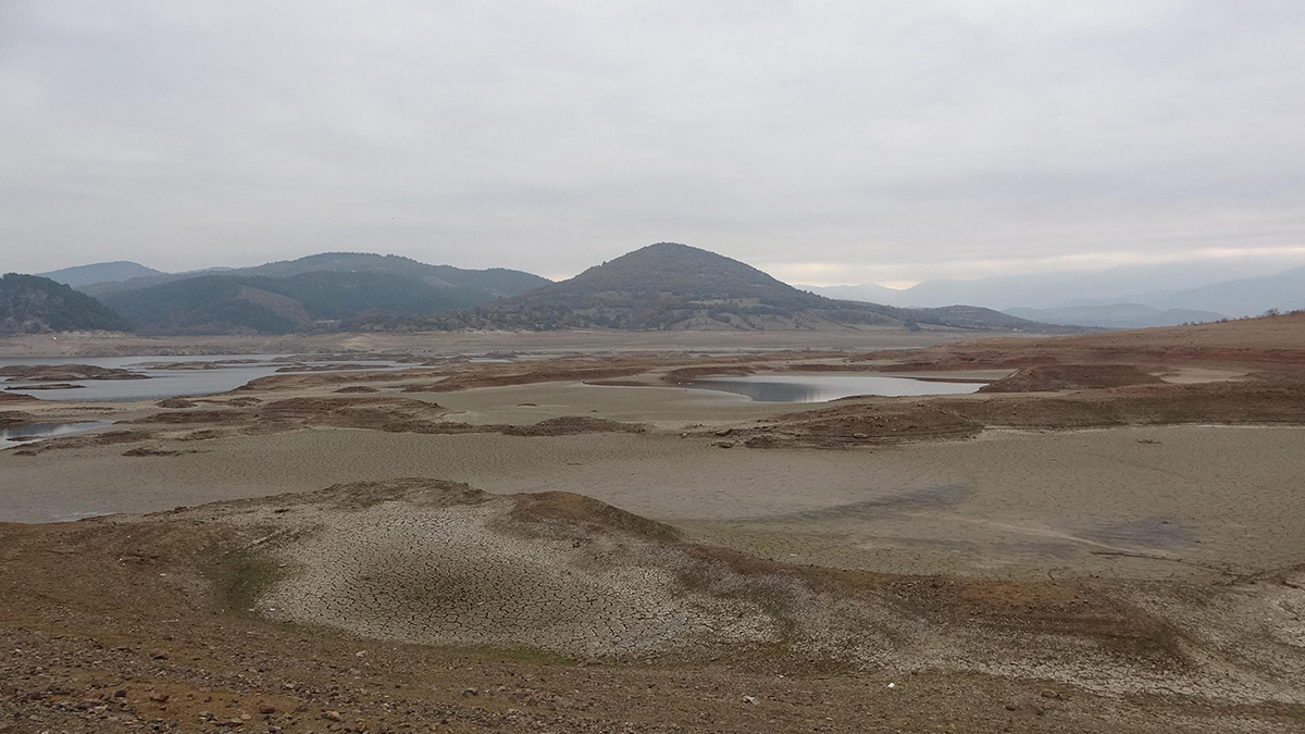 Çanakkale'de, çok sayıda su kaynağını içerisinde barındırdığı için mitolojide 'Bin pınarlı İda' olarak geçen Kaz Dağları'ndan beslenen Bayramiç Barajı kuraklık nedeniyle kuruma noktasına geldi.