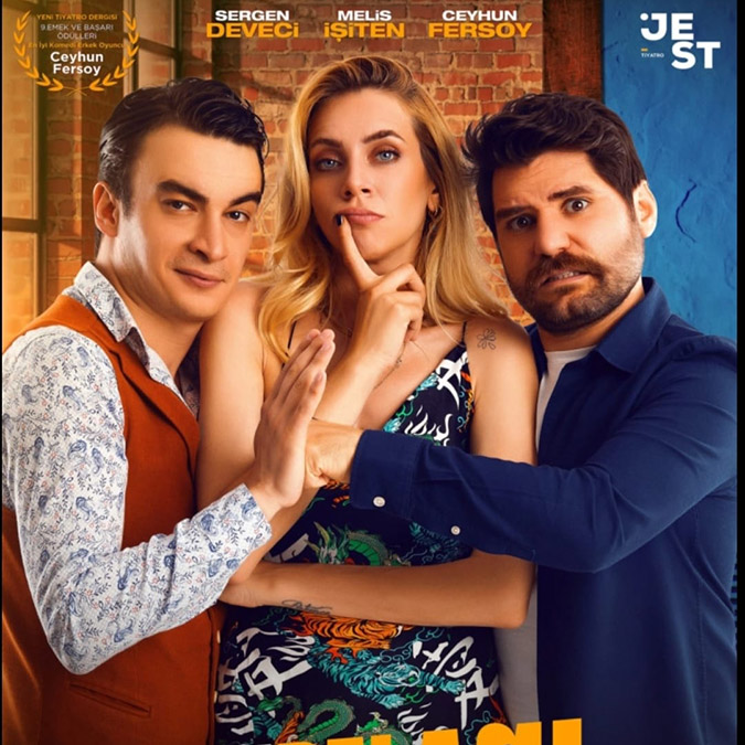 Amasya'da tiyatro turnesinden dönüş yolunda TIR’a arkadan çarpan minibüste meslektaşları Tolga Güleryüz ve Burak Topçu ile birlikte hayatını kaybeden tiyatrocu Özgür Karataş (32), Samsun’da gözyaşlarıyla toprağa verildi.