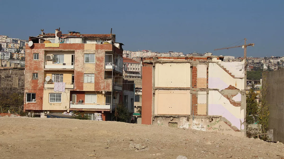 İzmir'in karabağlar ilçesindeki uzundere ile yurtoğlu mahallelerinde 11 yıldır kentsel dönüşüm bekliyorlar.