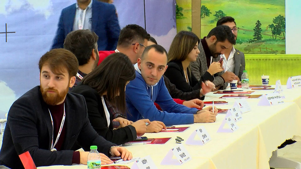 Cumhuriyet Halk Partisi (CHP) Genel Başkanı Kemal Kılıçdaroğlu, "Güler yüzlü olmayı sakın unutmayın. Asla ve asla karamsar olmayın. Umutsuzluk bizim kitabımızda yazmaz" dedi.