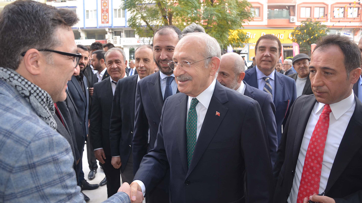 CHP Genel Başkanı Kemal Kılıçdaroğlu, "Millet İttifakı olarak, iktidar olduğumuzda ilk yapacağımız işlerden birisi, Suriye'nin meşru yönetimiyle görüşmektir. Karşılıklı büyükelçilikler açmaktır" dedi.