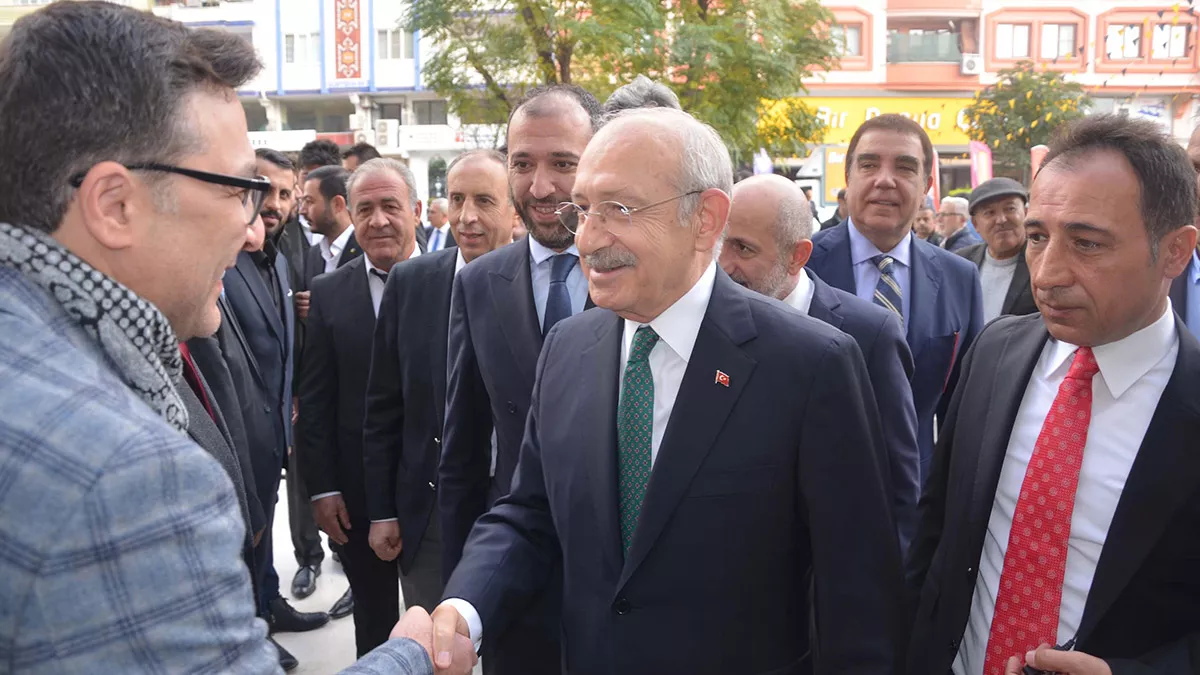 Chp genel başkanı kemal kılıçdaroğlu, "millet i̇ttifakı olarak, iktidar olduğumuzda ilk yapacağımız işlerden birisi, suriye'nin meşru yönetimiyle görüşmektir. Karşılıklı büyükelçilikler açmaktır" dedi.