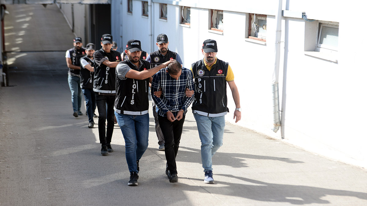 Bagajında 27.5 kilo esrar ele geçirildi