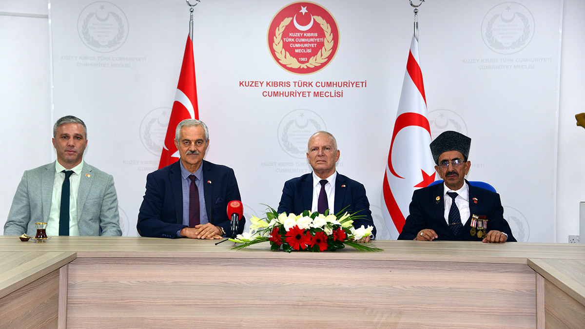 KKTC Cumhuriyet Meclisi Başkanı Zorlu Töre, "İçimizde çok gafil var; onlar da devleti benimsemiyor. İçimizde çok hain var; devleti benimsemiyorlar" dedi.