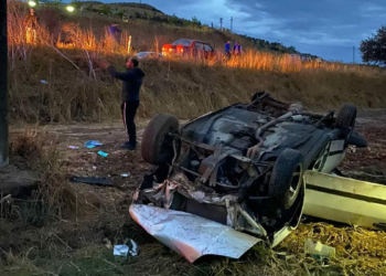 Tire'de kontrolden çıkan otomobil şarampole devrildi