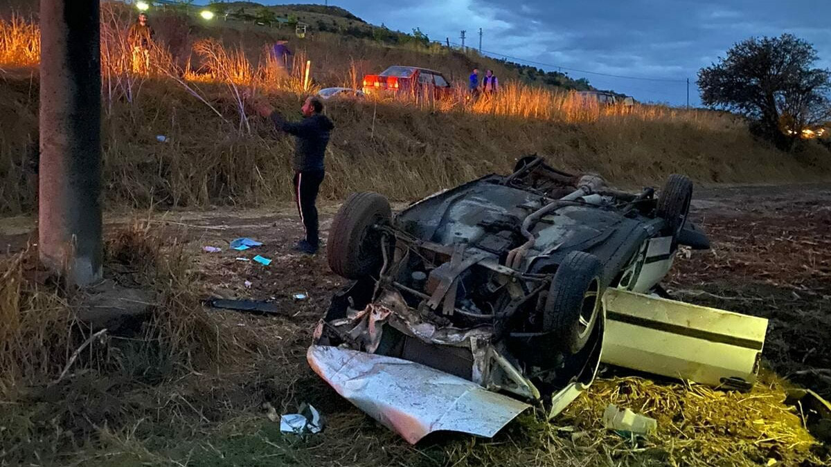 Tire'de kontrolden çıkan otomobil şarampole devrildi