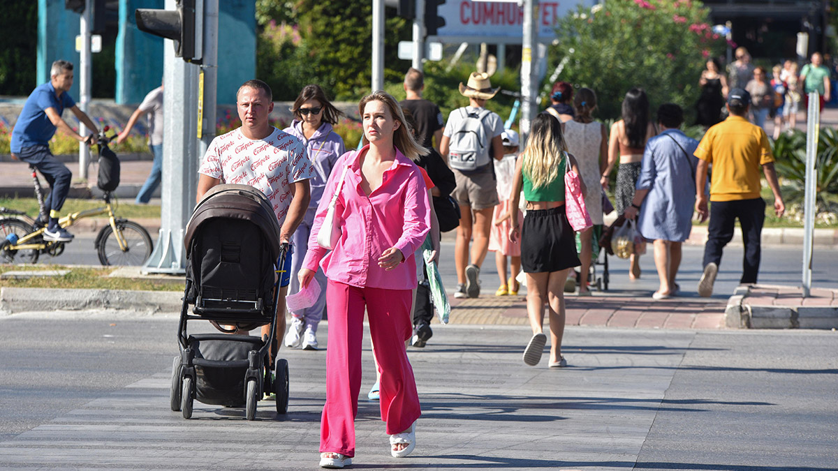 Rusya-Ukrayna savaşı sonrası yabancı nüfusu artan Konyaaltı ilçesinde yaşayan 4 kişiden 1'i yabancı.