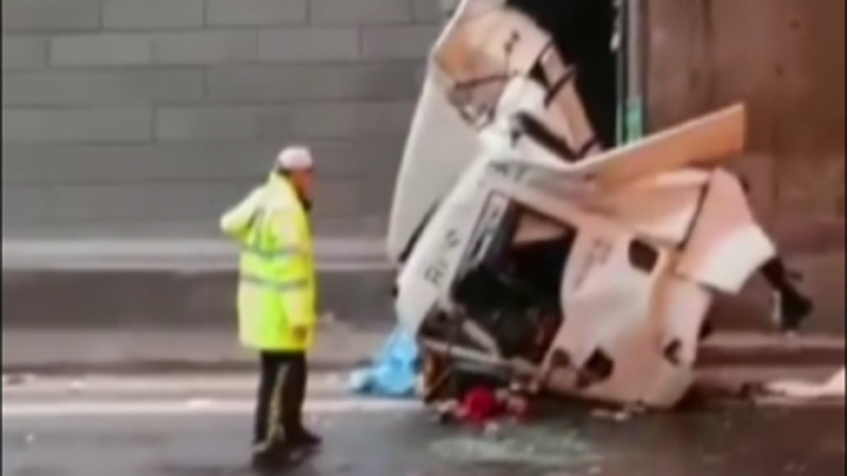 Köprünün ayağına çarpan TIR'ın sürücüsü öldü