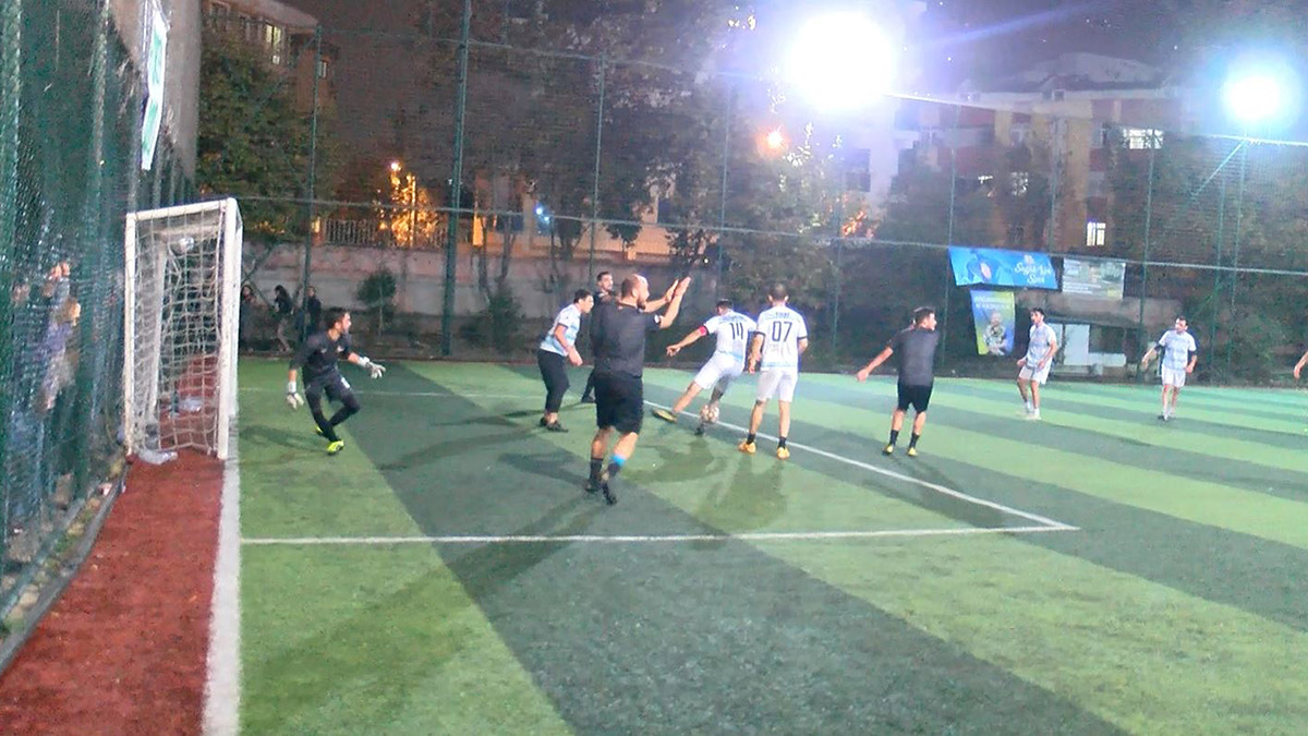 Koşuyolu Yüksek İhtisas Eğitim ve Araştırma Hastanesi tarafından 4'üncüsü düzenlenen 'Koşuyolu Ailesi Geleneksel Futbol Turnuvası'nda yoğun bakım hemşireleri, kardiyoloji doktorlarını 3-1 yenerek şampiyon oldu.