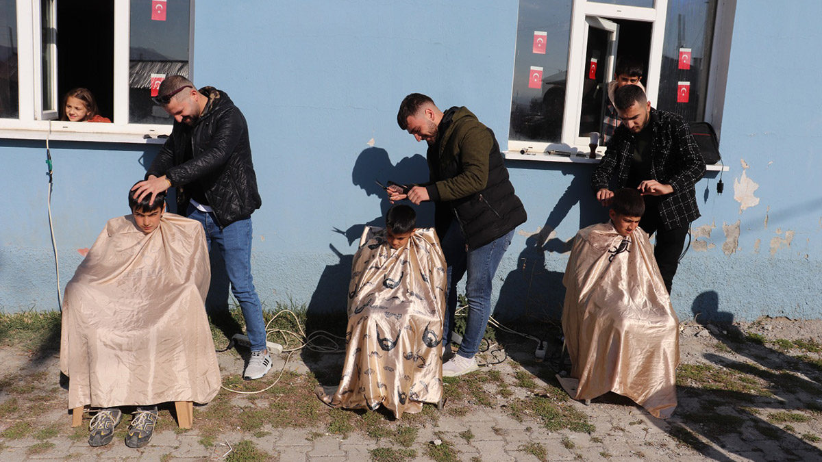 Köy okullarındaki öğrenciler tıraş edildi