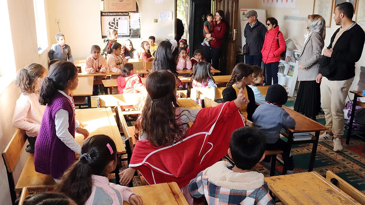 Ağrı’da mimar lütfü yiğit ile hemşire eşi hatice bolat yiğit, hayırseverlerden topladıkları ve kendi imkanları ile aldıkları kitap, kırtasiye malzemesi ve oyuncakları köy okullarındaki öğrencilere ulaştırdı.