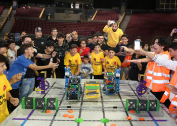 Uluslararası VEX Robotics İstanbul turnuvası yapıldı
