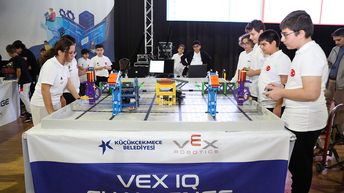 Uluslararası VEX Robotics İstanbul turnuvası yapıldı