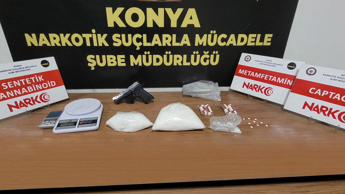 Kümesteki tavuğun altında metamfetamin ele geçirildi