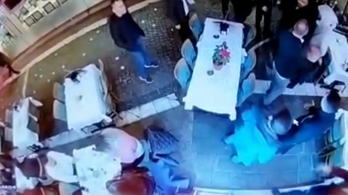 Kumkapı'da komşu 2 restoran çalışanı kavga etti