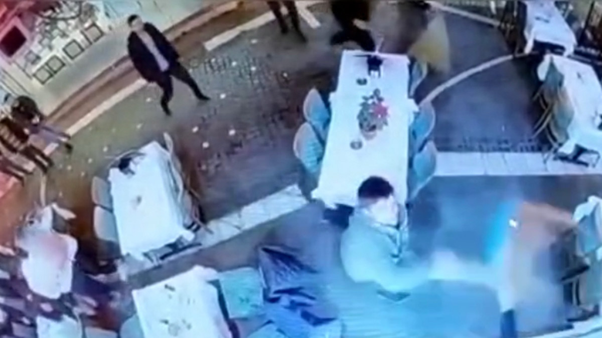 Kumkapı'da komşu 2 restoran çalışanı kavga etti