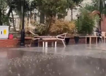 Kuşadası'nda sağanak hayatı olumsuz etkiledi