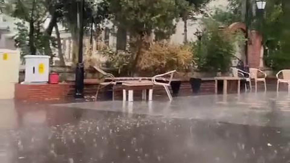 Kuşadası'nda sağanak hayatı olumsuz etkiledi