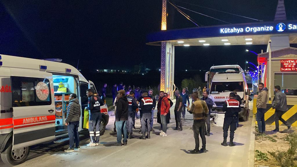 Kütahya'da iki işçi servisi kazaya karıştı; 5 yaralı