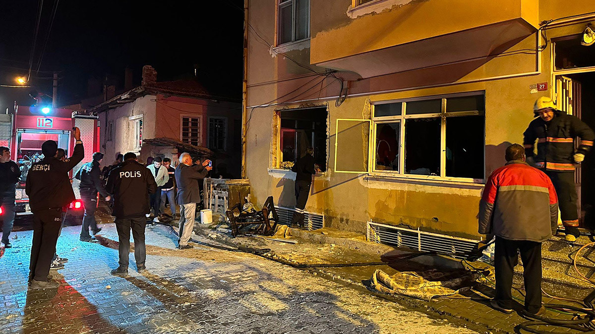Kütahya'da 2 katlı evde gaz sızıntısı patlaması