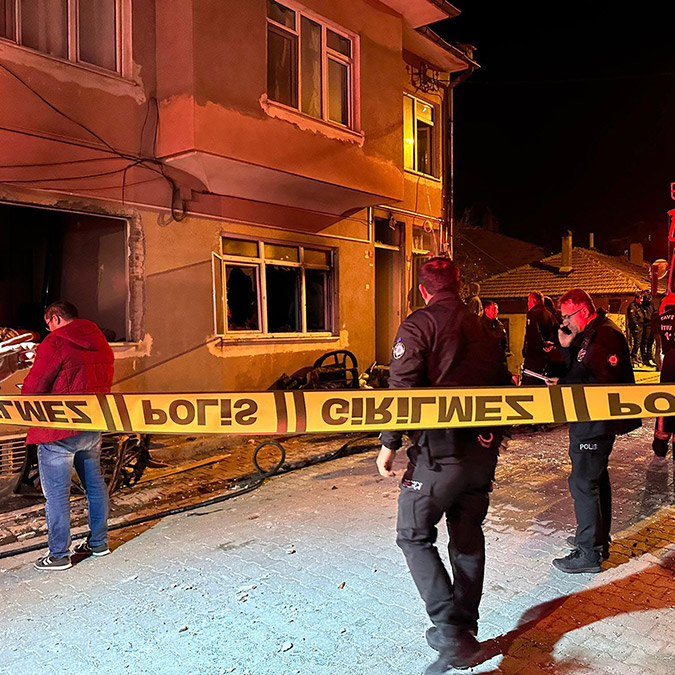 Kütahya'da 2 katlı evde gaz sızıntısı patlaması