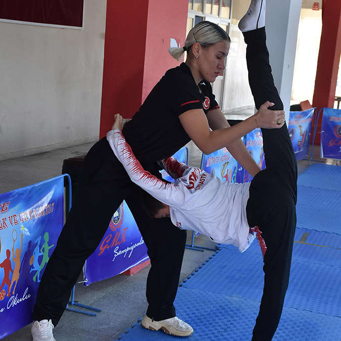 12 yaşındaki Deniz, Balkan Şampiyonası'ndan çifte madalya ile döndü