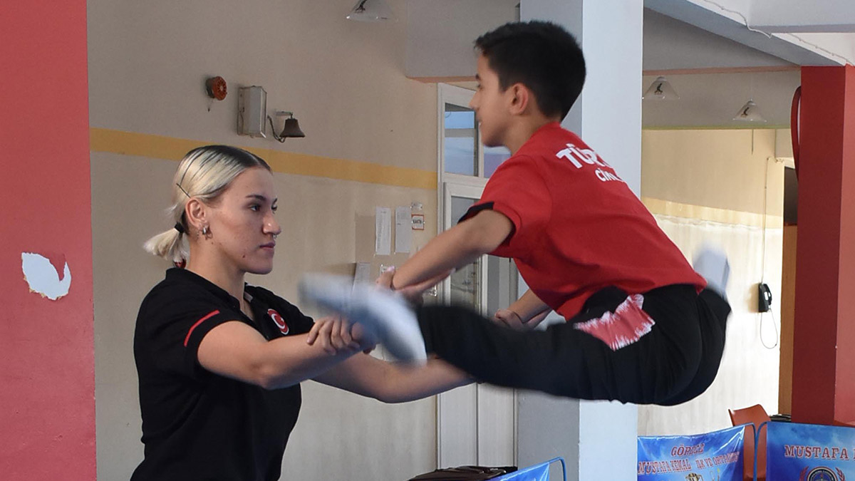 12 yaşındaki Deniz, Balkan Şampiyonası'ndan çifte madalya ile döndü