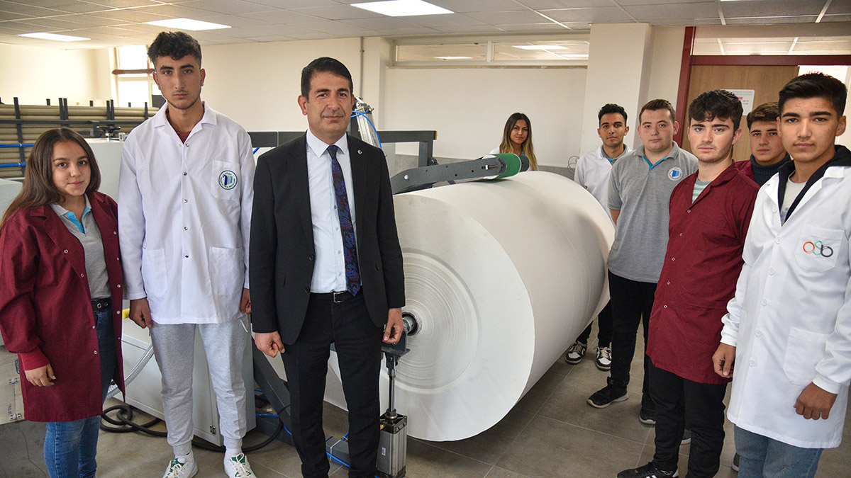 Öğrenciler tuvalet kağıdı üretimine başladı