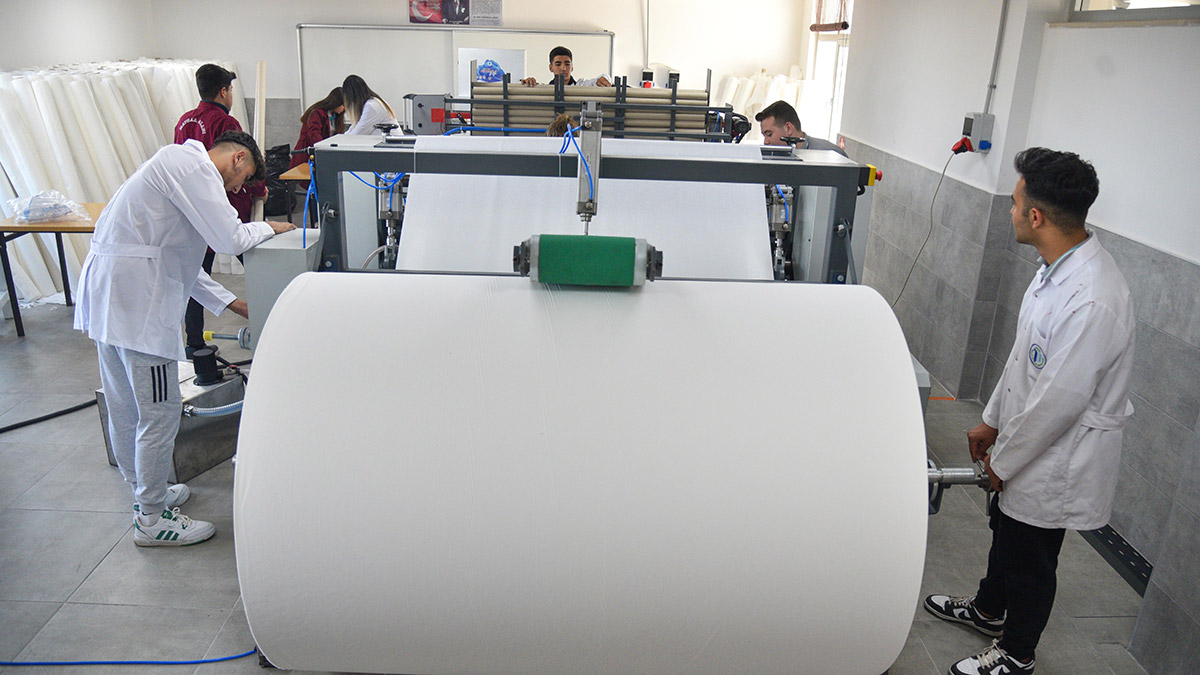 Öğrenciler tuvalet kağıdı üretimine başladı