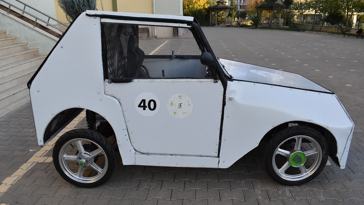 Liselilerden 60 kilometre hıza ulaşabilen elektrikli otomobilLiselilerden 60 kilometre hıza ulaşabilen elektrikli otomobil