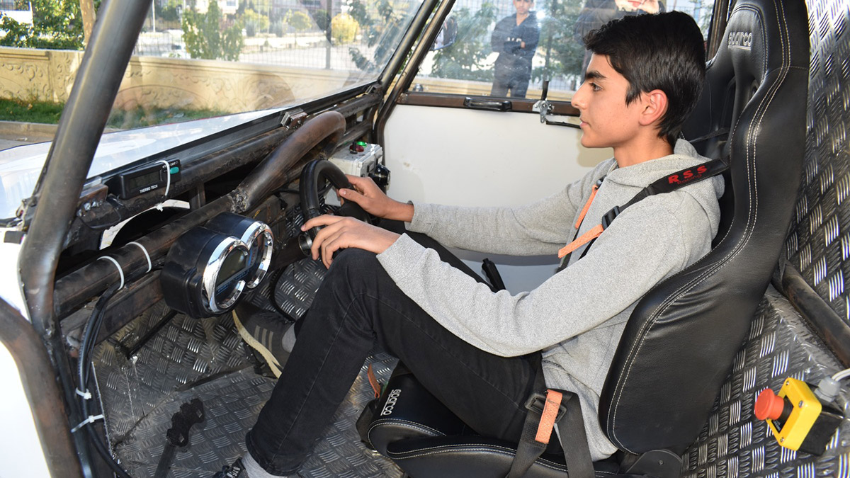 Batman Salih Günaydın Anadolu İmam Hatip Lisesi’nde okuyan 10 öğrenci, danışman öğretmenleriyle birlikte 1 yıllık çalışmayla 60 kilometre hıza ulaşabilen elektrikli otomobil yaptı.