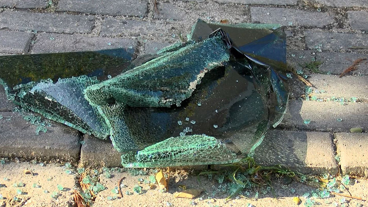 Otomobilin camını kırıp hayalet göstergesini çaldılar