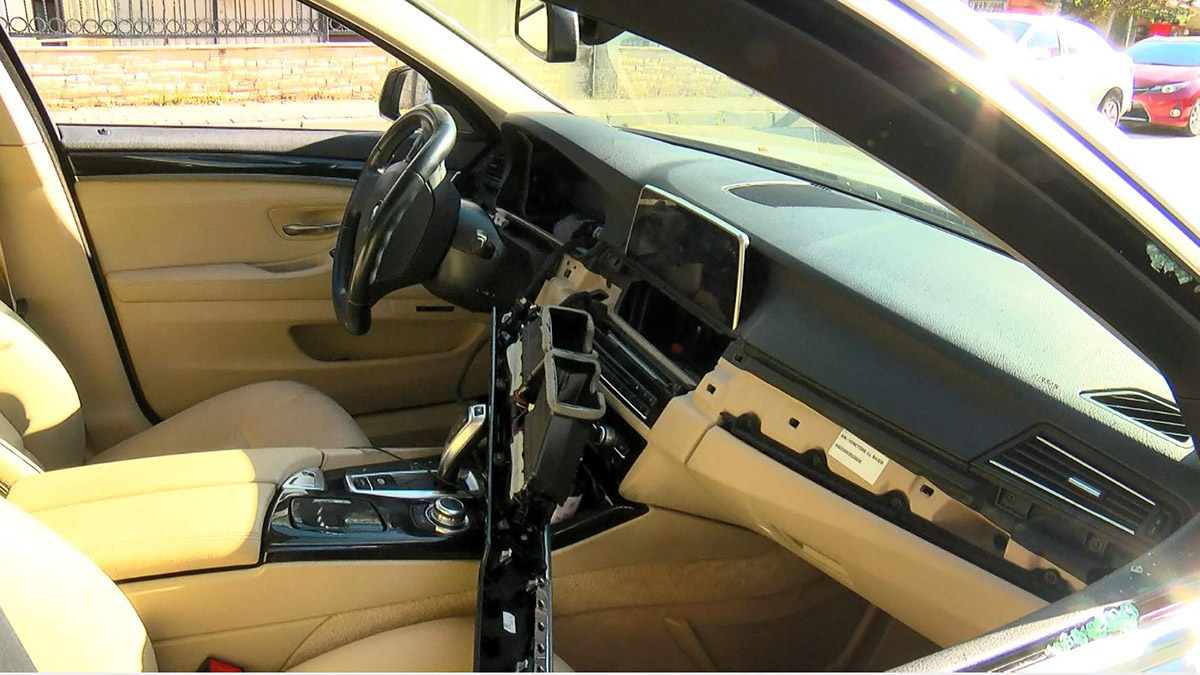 Otomobilin camını kırıp hayalet göstergesini çaldılar