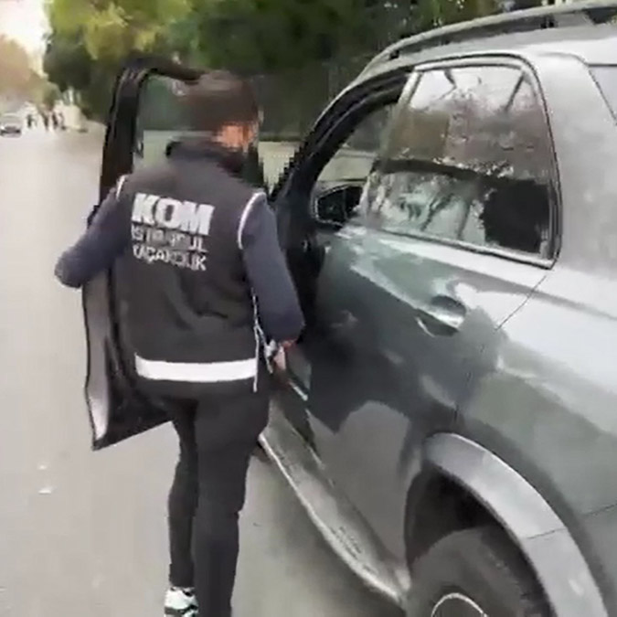 Türkiye'ye kaçak lüks otomobil getiren şüphelilere operasyon