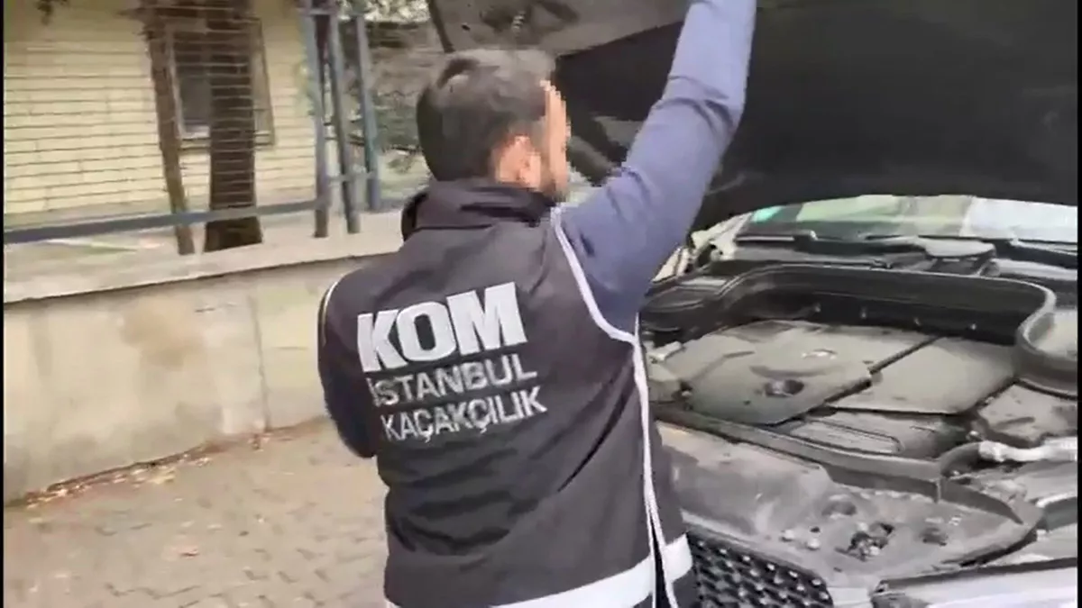 İstanbul'da ‘geçici ithalat’ yöntemiyle turist araçlarına sağlanan kolaylıklardan faydalanarak türkiye'ye kaçak lüks otomobil getiren şüphelilere yönelik 14 ilde operasyon düzenlendi.