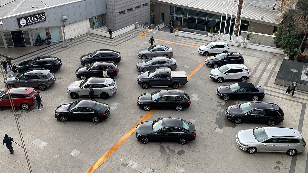 Türkiye'ye kaçak lüks otomobil getiren şüphelilere operasyon