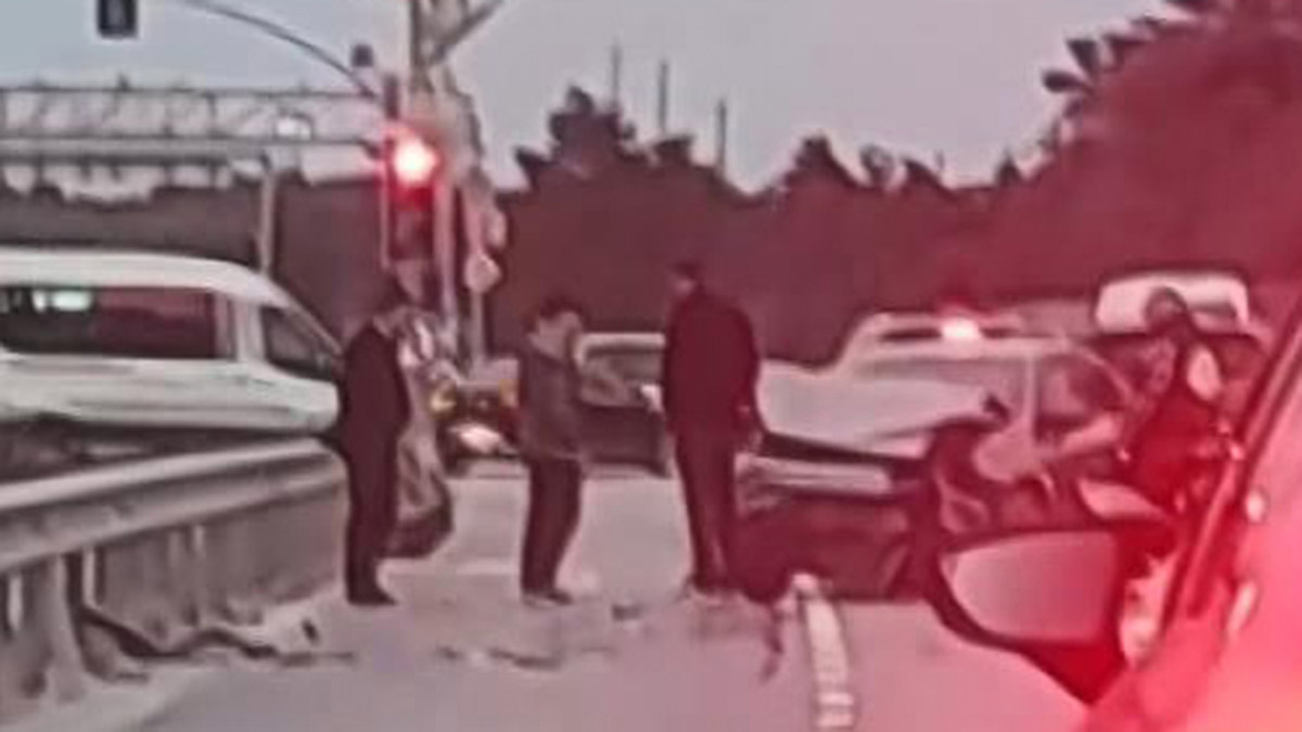 Makas atmaya çalışan sürücü 3 araca çarptı