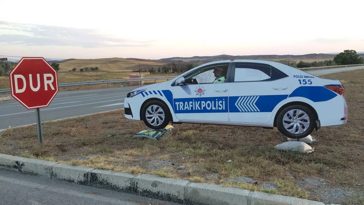 Maket polis aracını gerçek sanıp kaçtı uyuşturucuyla yakalandı