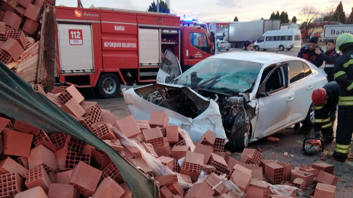 Tuğla yüklü kamyona çarpan otomobilin sürücüsü öldü